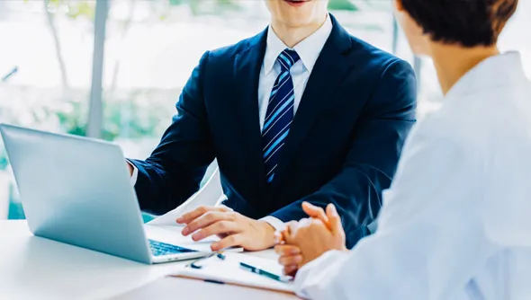 Photo:Scene of a male salesman and a female doctor having a business meeting