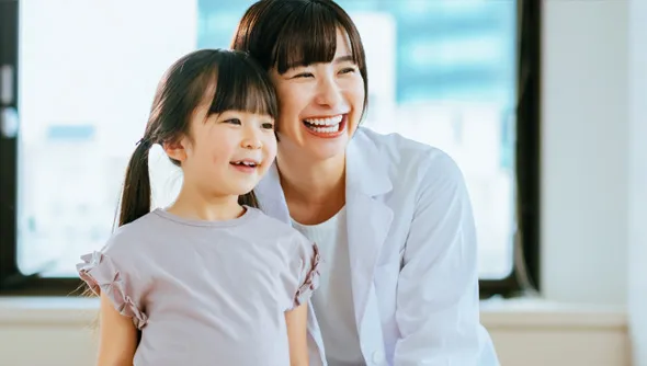 Photo:A female doctor and a girl smiling and talking